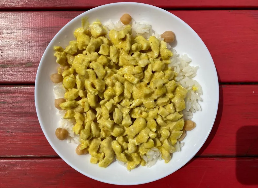Pilav Üstü Köri Soslu Tavuk