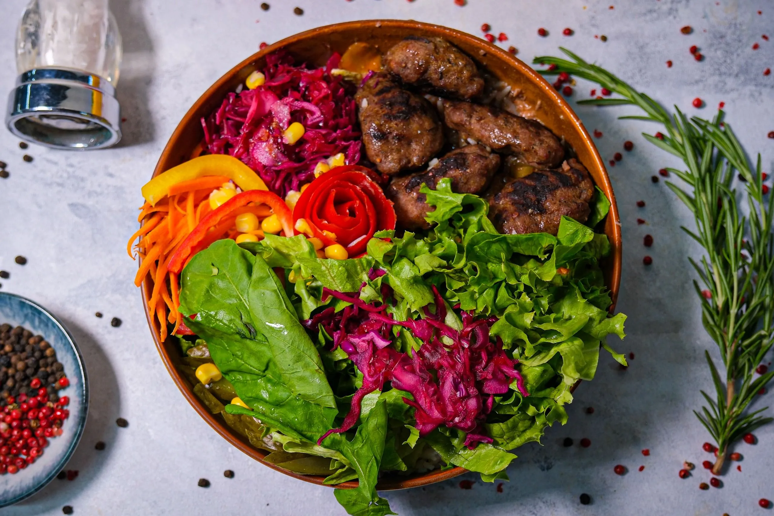 Izgara Köfteli Salata
